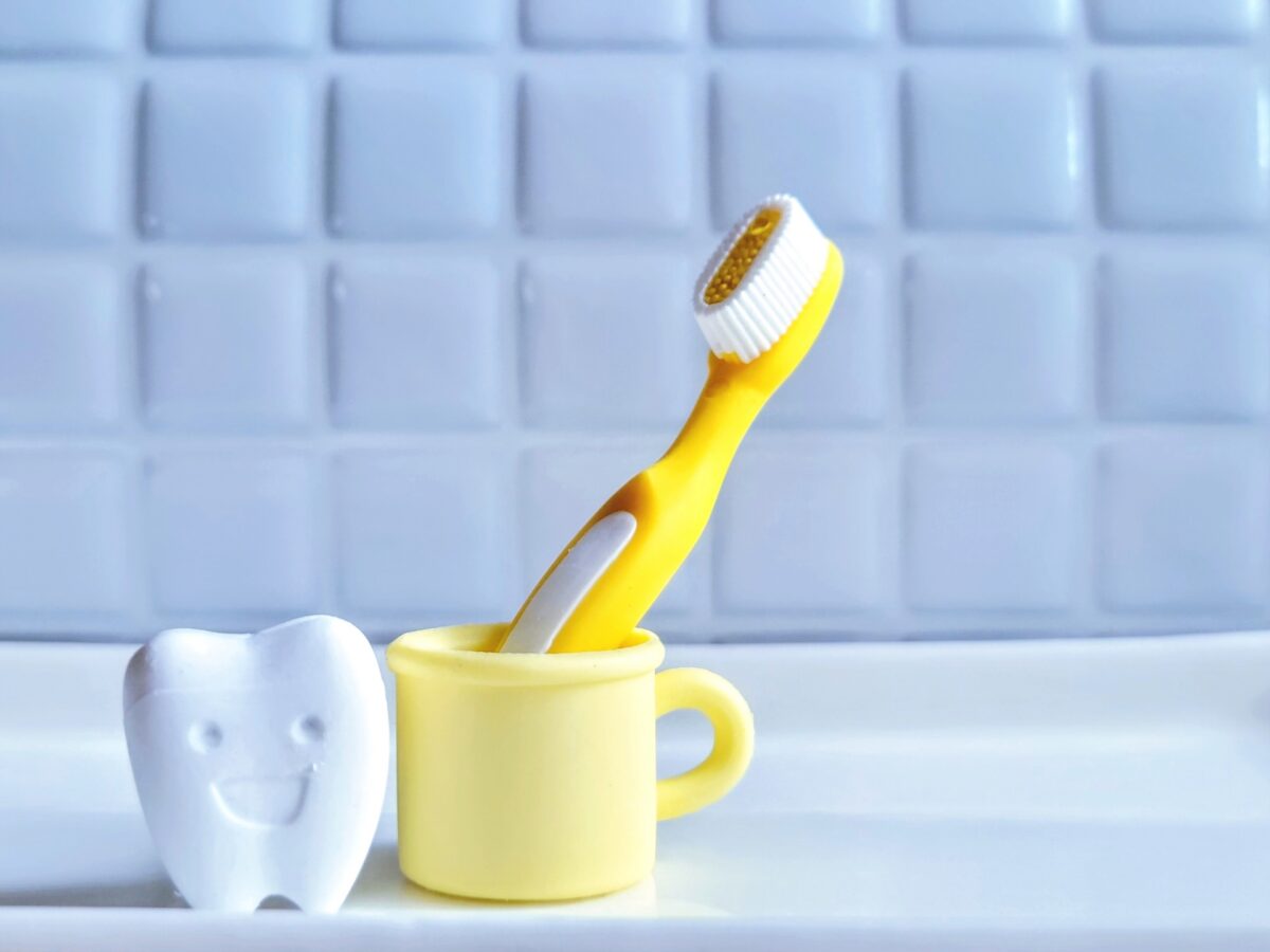 フッ素入りの歯磨き粉の効果と効能：健康な歯を保つための重要な一歩