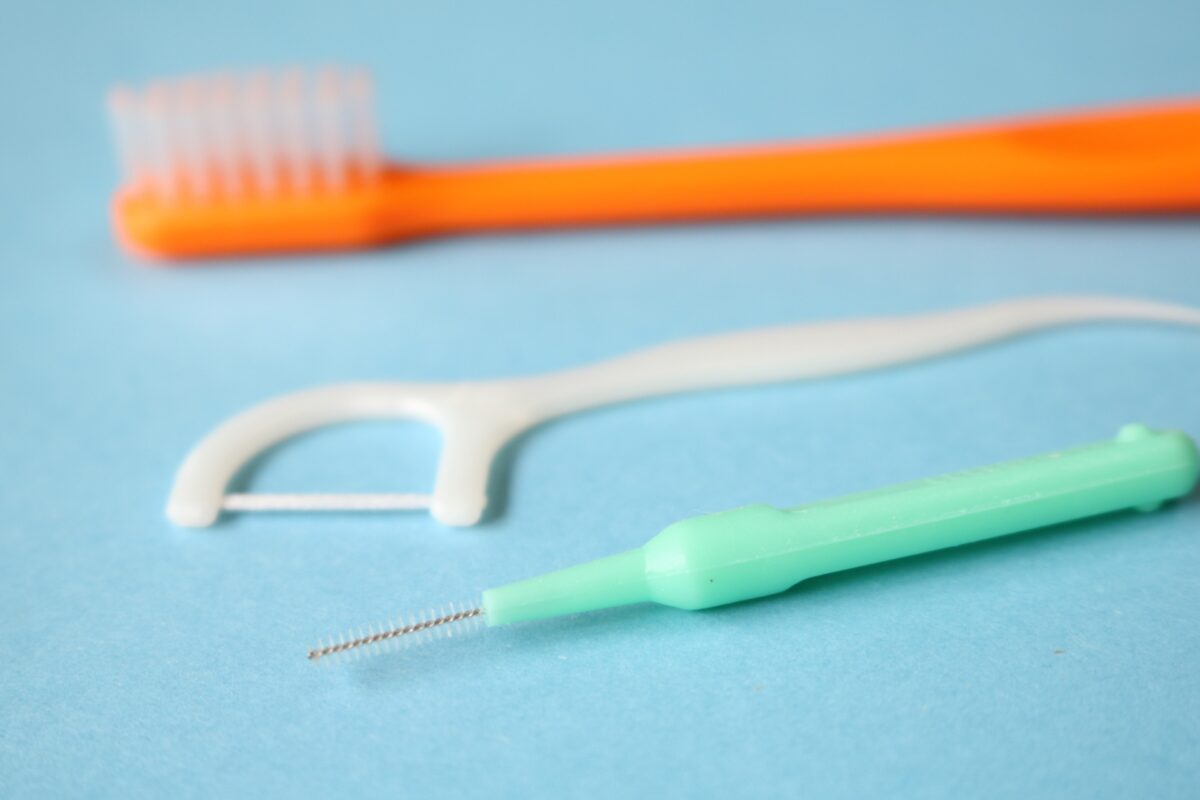 歯間ブラシやフロスを使用しての歯間ケアで口臭予防