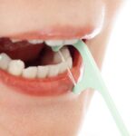 フロスの間違った使用で歯周ポケットが深くなるリスク