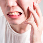 歯周ポケットから膿が・・・臭いと膿栓の原因と治療法