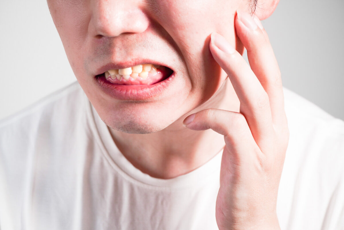 歯周ポケットから膿が・・・臭いと膿栓の原因と治療法